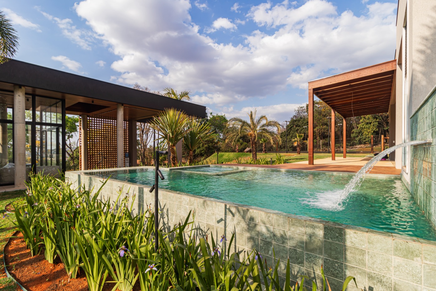 Piscina com pergolado de madeira