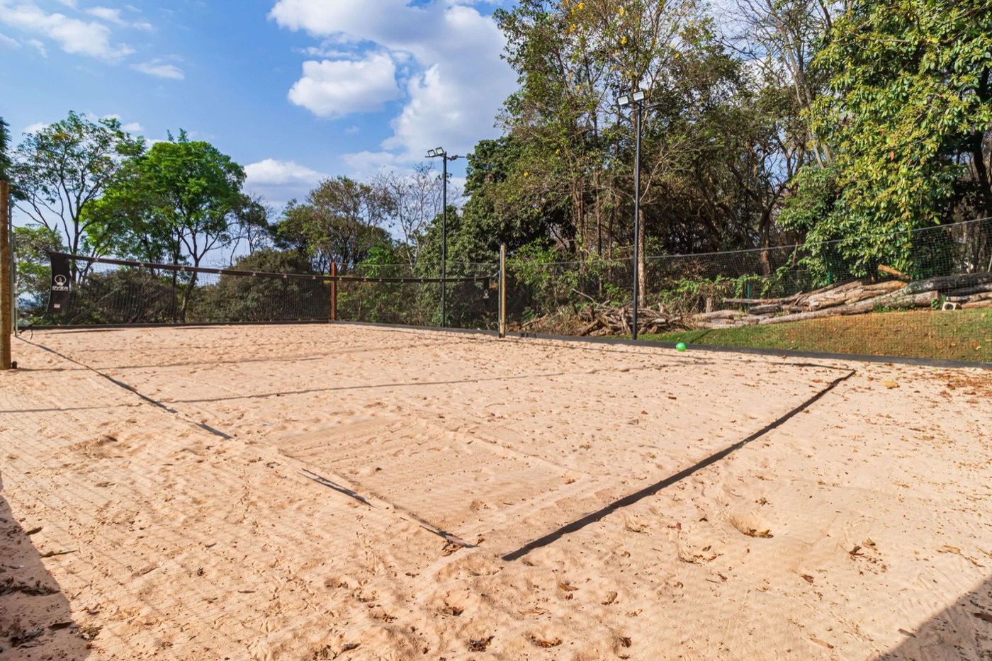 Quadra de vôlei de areia no jardim