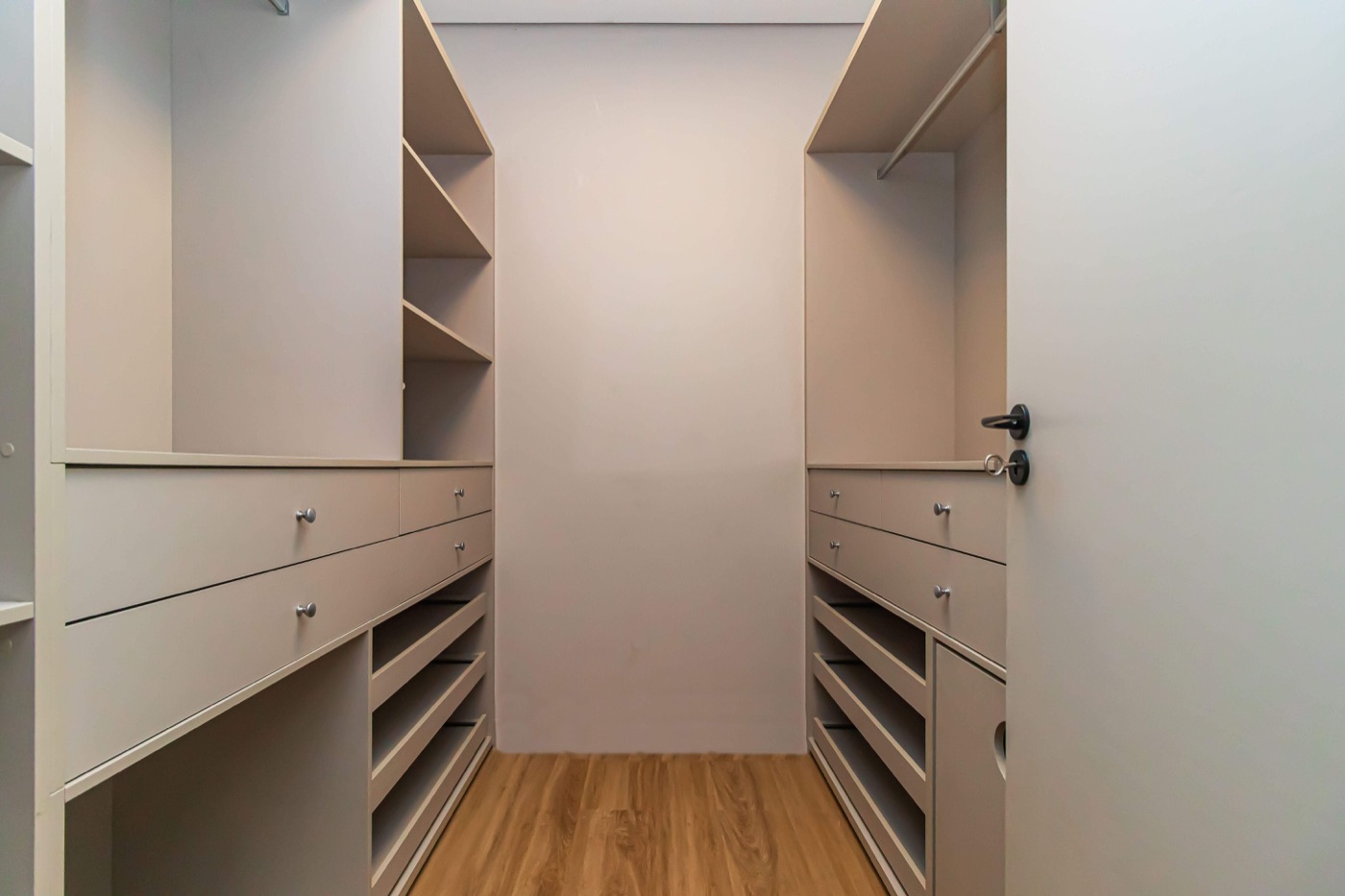 Segundo closet planejado, com marcenaria sob medida