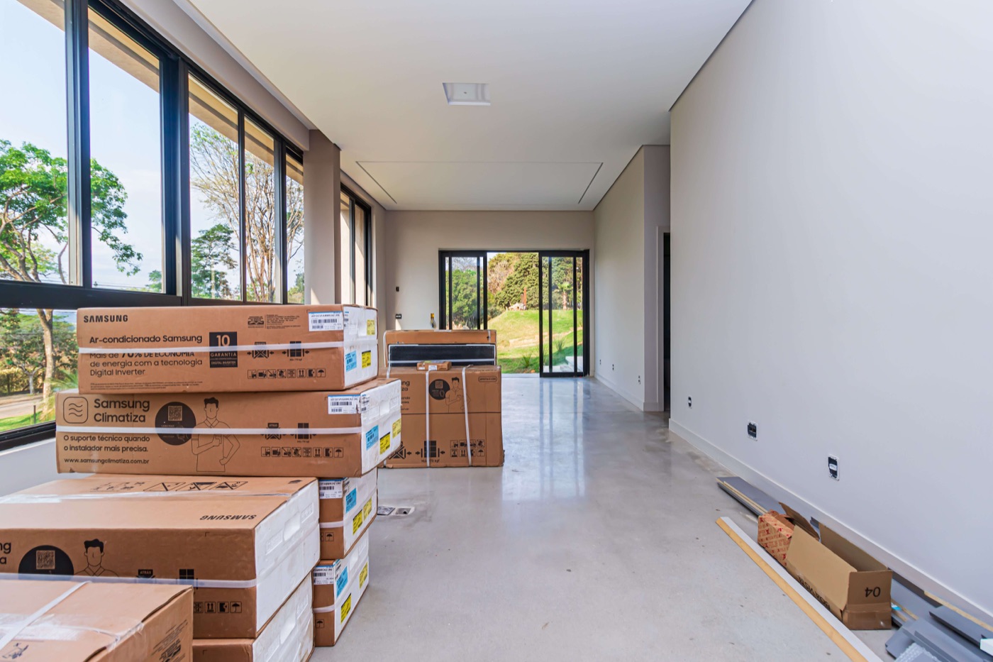 Obra em andamento, com materiais organizados para instalação
