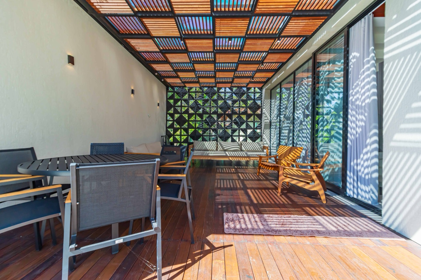Deck coberto com pérgula de madeira em treliça