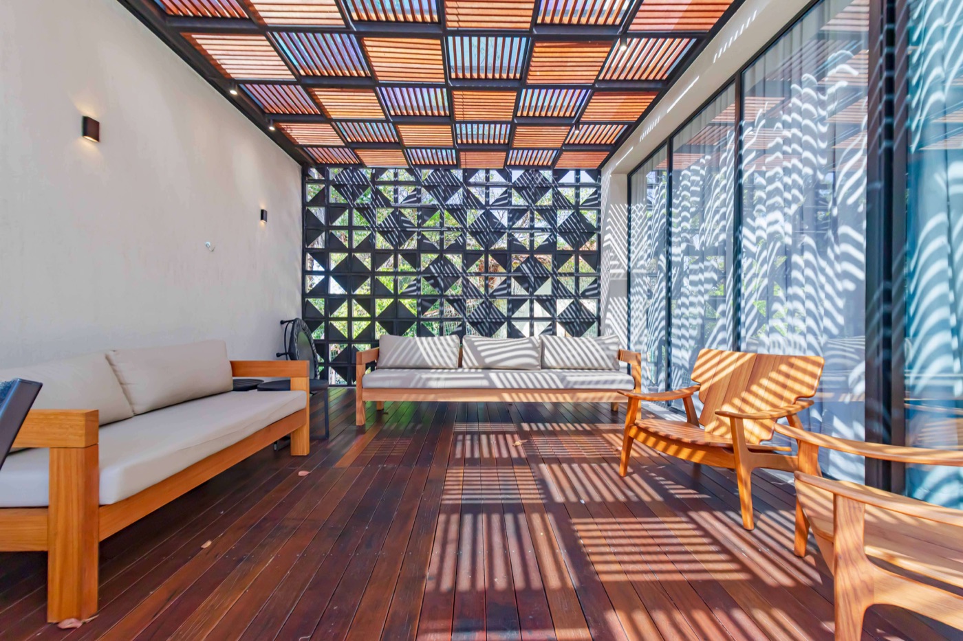 Terraço com parede vazada em cobogó e estar externo