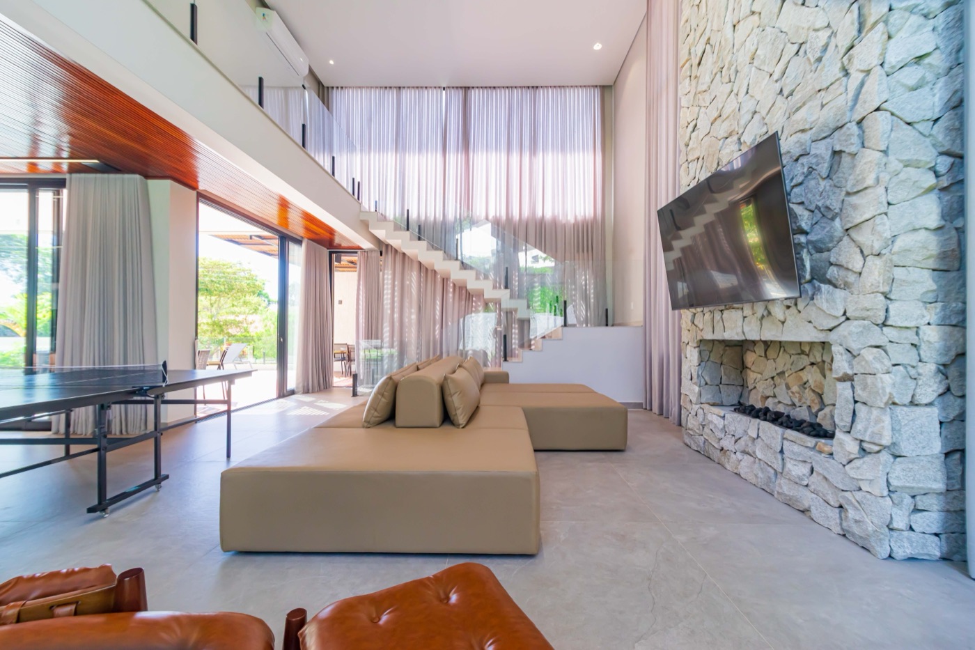 Sala de estar com lareira revestida em pedra natural
