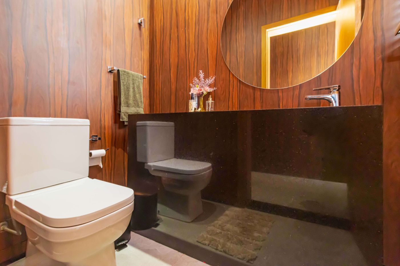 Lavabo revestido em madeira, com espelho circular