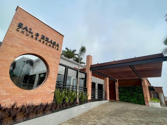 Fachada em tijolo aparente do restaurante Sal e Brasa