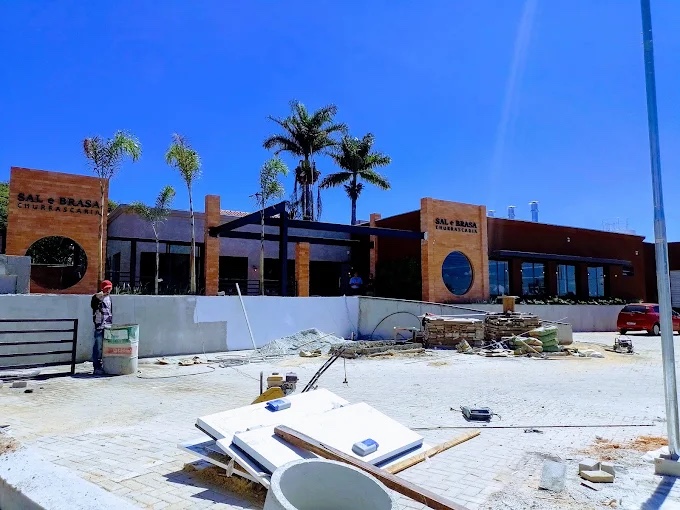 Fachada do Sal e Brasa em fase final de obra, com paisagismo já implantado