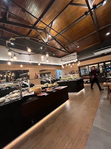 Buffet completo com iluminação em pendentes e forro em madeira